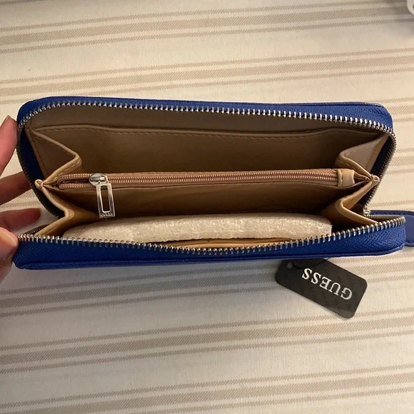 Guess Zip Wallet - Picture 3 of 3